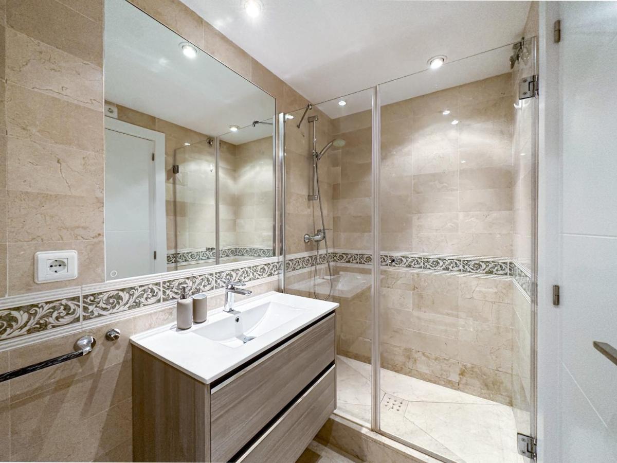 Apartemen Penthouse Rooftop Terrace 3bed Pool Family Only Marbella