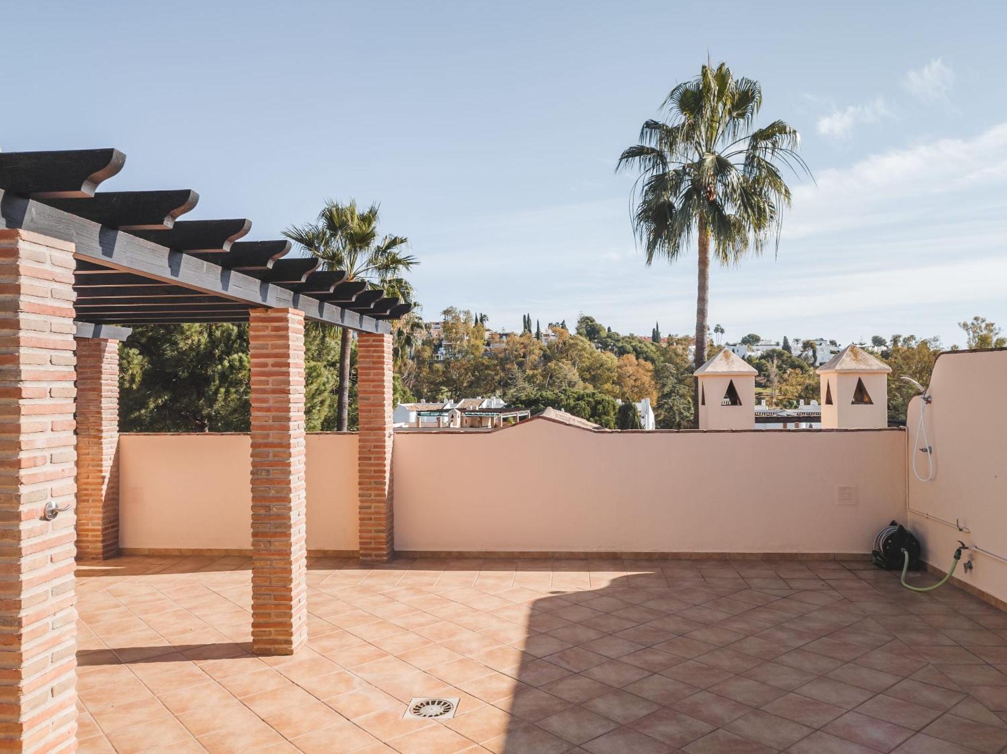Apartemen Penthouse Rooftop Terrace 3bed Pool Family Only Marbella